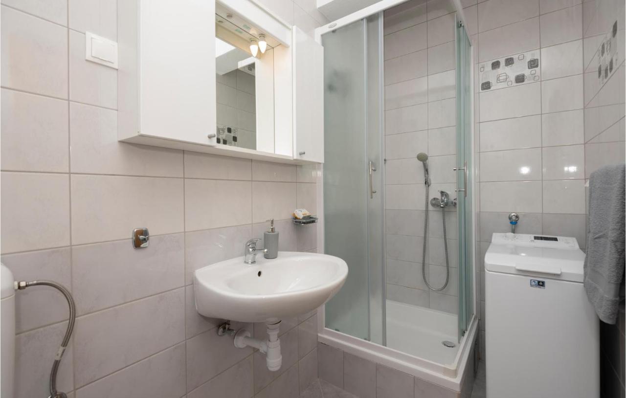 Nice Apartment In Makarska With Wifi Экстерьер фото